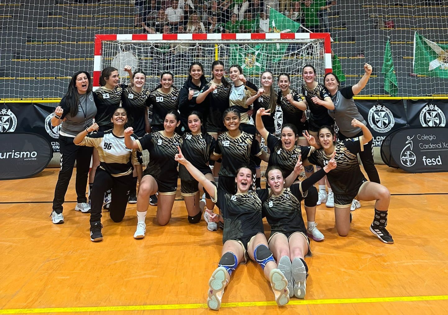  El equipo infantil A de la Escuela Municipal de Balonmano campeonas provinciales