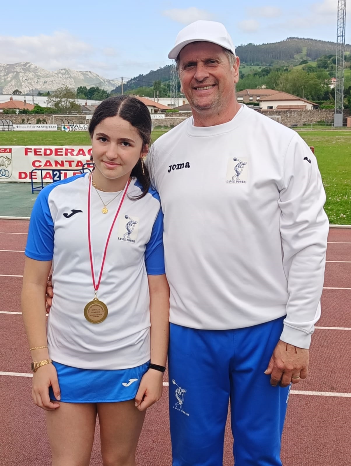 Lyra Arozamena Rodríguez campeona de Cantabria lanzamiento de martillo