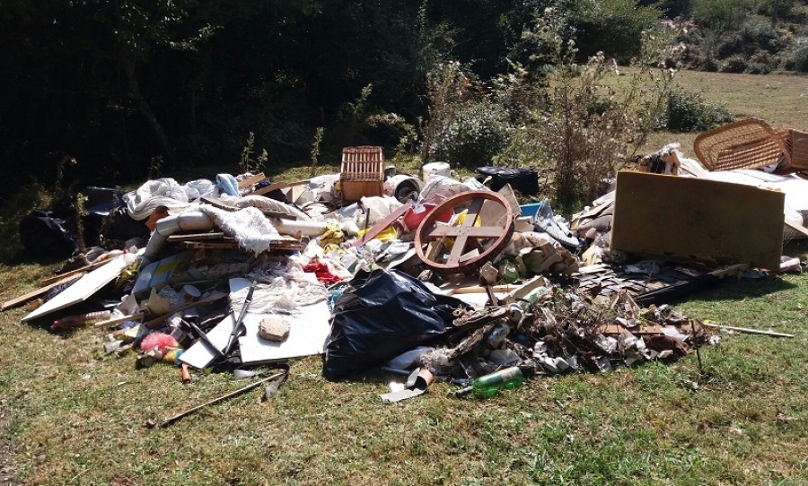 La Concejalía de Medio Ambiente ha coordinado el trabajo de limpieza de la zona de La Cubilla recogiéndose varios kilos de todo tipo de residuos